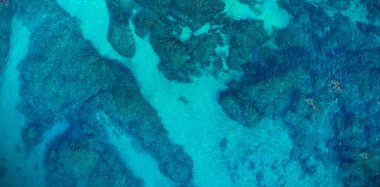 Turkuaz mavi deniz soyut arkaplanı. Akdeniz 'in deniz manzarası, Costa Brava, Katalonya, İspanya. Yaz tatilleri turizminin kavramsal geçmişi. Cennet.