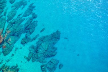 Turkuaz mavi deniz arka planı. Deniz manzaralı bir yer. Yaz tatillerinin kavramsal geçmişi. Şeffaf okyanus suyu. Sakin, sakin, rahatlama, sükunet, cennet, soyut.