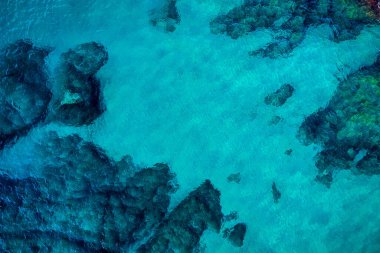 Turkuaz mavisi deniz manzaralı deniz manzarası. Yaz tatillerinin kavramsal geçmişi.