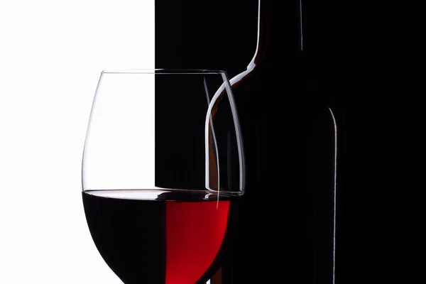 Elegante simetria copo de vinho tinto e uma garrafa de vinho — Fotografia de Stock