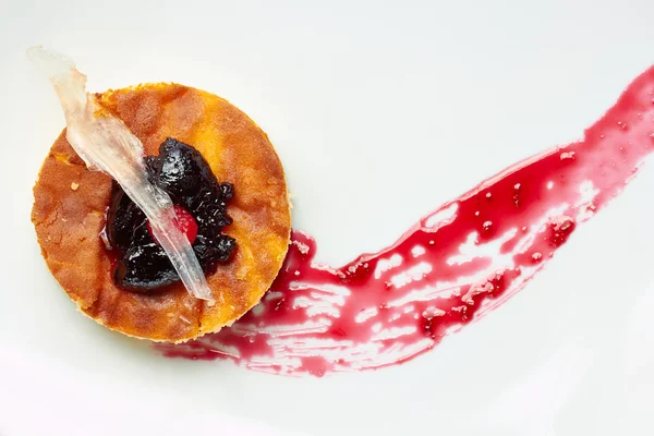 Raspberry cheesecake on wnite background — Stock Photo, Image