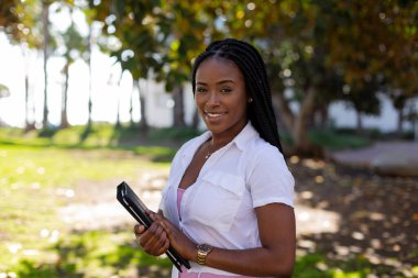 Kameraya bakıp gülümseyen Afrikalı bir öğrencinin portresi.