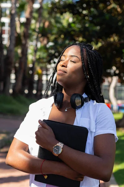 Retrato Una Hermosa Estudiante Africana Tomando Sol Cara Imágenes de stock libres de derechos