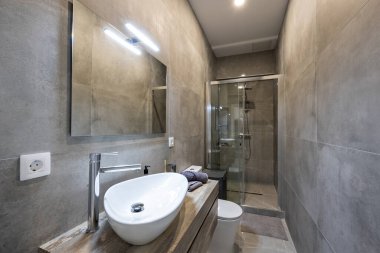 Parlak ve modern banyo iç mimarisi