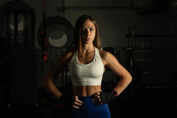 Portrait Athlète Féminine Regardant Caméra Dans Salle Gym — Photo