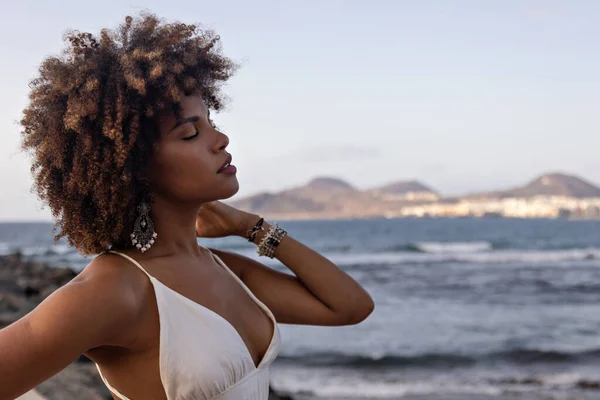 Retrato Una Hermosa Joven Africana Vestido Blanco Con Fondo Playa Fotos de stock
