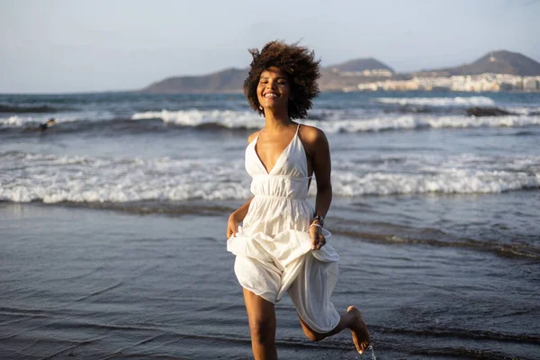 Hermosa Joven Negra Africana Corriendo Felizmente Playa Imagen de stock