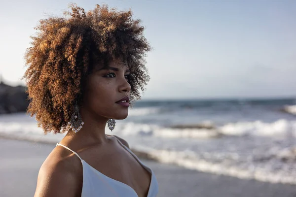 Retrato Una Hermosa Joven Africana Vestido Blanco Con Fondo Playa Imágenes de stock libres de derechos