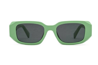 Beyaz arka planda izole edilmiş ekommerce için yeşil renkli polarize güneş gözlüklerinin ön fotoğrafı