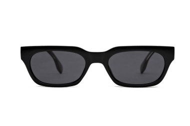 Beyaz arka planda izole edilmiş ekommerce için siyah polarize güneş gözlüklerinin ön fotoğrafı