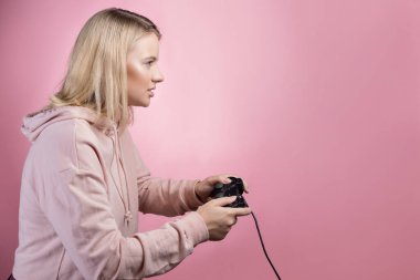 Süreç hakkında tutkulu bir oyuncu. Güzel bir sarışının oyun alanı var.