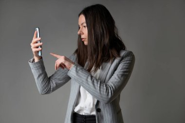 Ceket ve pantolon giymiş sıradan bir iş kadını.