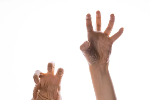 Zombi elleri saldırıyor, çarpık parmaklarıyla bir şeyi tutuyor. — Stok fotoğraf