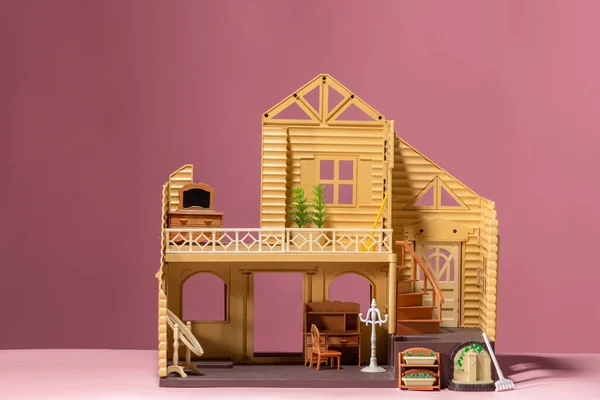 Ein kleines Haus mit Möbeln, ein Blick ins Innere. Ein zweistöckiges Haus, Immobilien für eine Familie, der Traum vom eigenen Haus, — Stockfoto