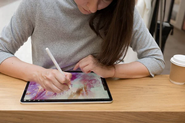 Bir dijital sanatçı grafik ekran tableti, modern yaratıcılık teknolojileri üzerine çizim yapar..
