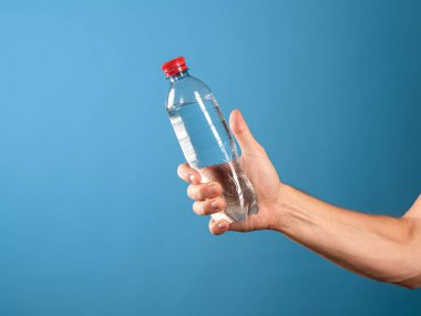 Su iç. Vücudun sağlığı ve refahı için temiz su içmenin faydaları..