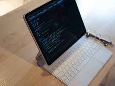 Bir tasarımcı ya da geliştirici için minimalist bir işyeri. Bir dizüstü.