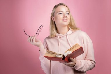 Genç bir kız öğrenci, elinde açık bir kitapla bir portre.