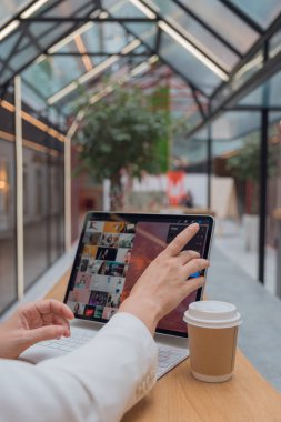 Bir fotoğrafçı ya da rötuş makinesi halka açık bir alanda dizüstü bilgisayarla ya da ortak çalışarak uzaktan çalışır..
