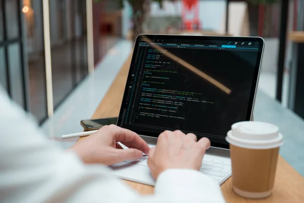 Escribe código o aprende nuevos lenguajes de programación. Habilidades de bombeo, formación en línea. — Foto de Stock