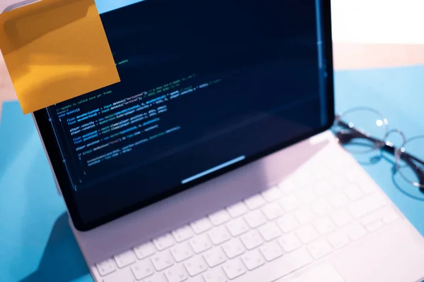 Ein Laptop mit Erinnerung und Programmcode auf dem Monitor. Zeitmanagement — Stockfoto