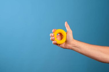 Sık, güç kullan. Avuç içi kaslarının gelişmesi için yumuşak toroidal kauçuk genişletici