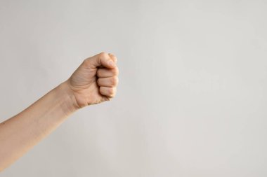 El hareketleriyle. El hareketleriyle. Kadın yumruğu uzanıyor, haklar ve muhalefetin sembolü.,