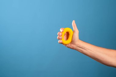 Sık, güç kullan. Avuç içi kaslarının gelişmesi için yumuşak toroidal kauçuk genişletici