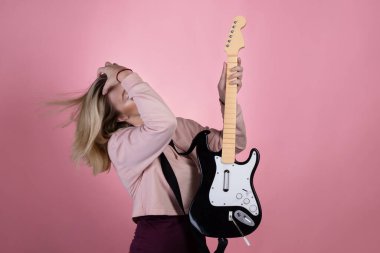 Gitar çal, gitaristmişsin gibi davran, gitar çal..