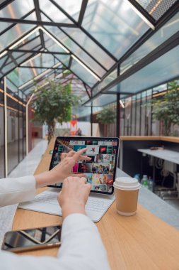 Bir fotoğrafçı ya da rötuş makinesi halka açık bir alanda dizüstü bilgisayarla ya da ortak çalışarak uzaktan çalışır..