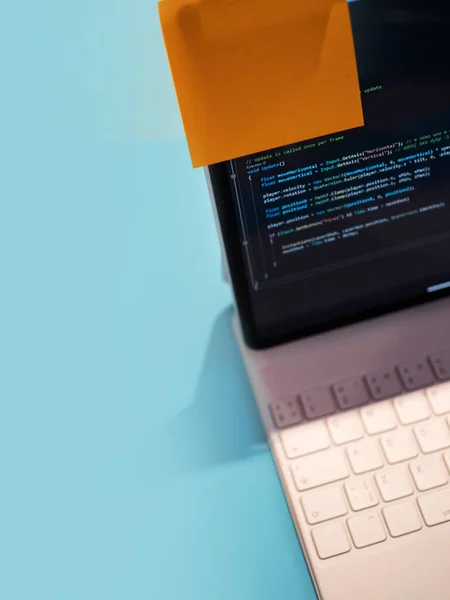 Ein Laptop mit Erinnerung und Programmcode auf dem Monitor. Zeitmanagement — Stockfoto