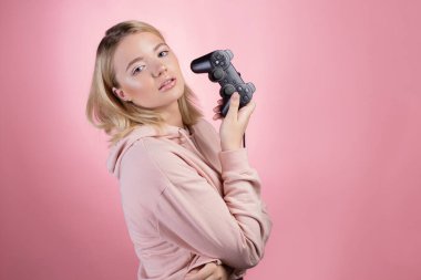 Süreç hakkında tutkulu bir oyuncu. Güzel bir sarışın av alanı tutuyor.