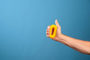 Sık, güç kullan. Avuç içi kaslarının gelişmesi için yumuşak toroidal kauçuk genişletici