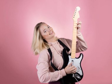 Gitar çal, gitaristmişsin gibi davran, gitar çal..