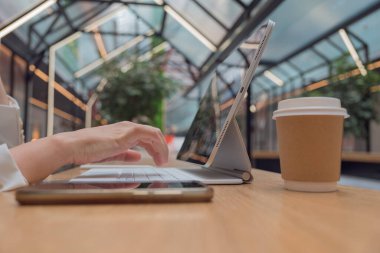 Uzak çalışma ya da serbest çalışma, taşınabilir yaşam tarzı için modern fırsatlar.