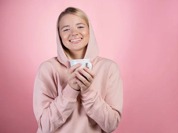 Napijte se horkého nápoje, v chladném počasí se zahřejte. Mladá žena s kapucí — Stock fotografie