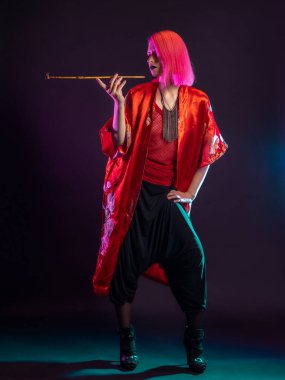 Fütüristik görünüş, çok kültürlü kıyafet, pembe saçlı, modern pantolonlu genç bir kadın, klasik kimono.