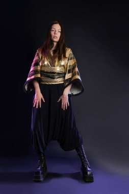 Şık ve cüretkar bir görüntü, fütüristik moda. Çok kültürlü giyinmiş genç bir kadın.