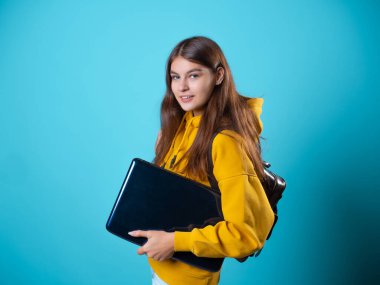 İnternet işi ve e-eğitim, bir öğrenci ya da serbest çalışan uzaktan çalışır. Elinde dizüstü bilgisayar olan bir öğrenci.