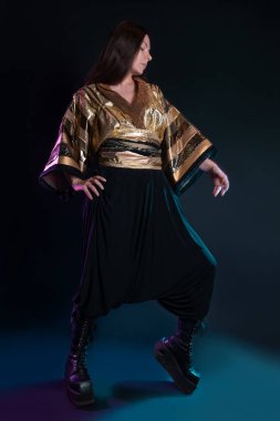 Şık ve cüretkar bir görüntü, fütüristik moda. Çok kültürlü giyinmiş genç bir kadın.