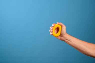 Sık, güç kullan. Avuç içi kaslarının gelişmesi için yumuşak toroidal kauçuk genişletici