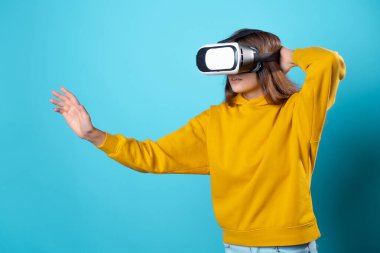 VR oyuncusu, genç bir kadın sanal gerçeklik kaskı kullanıyor..