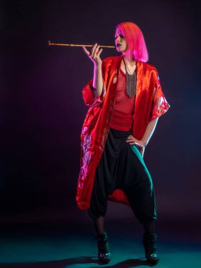 Fütüristik görünüş, çok kültürlü kıyafet, pembe saçlı, modern pantolonlu genç bir kadın, klasik kimono.