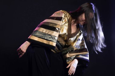 Şık ve cüretkar bir görüntü, fütüristik moda. Çok kültürlü giyinmiş genç bir kadın.