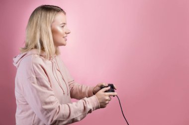 Oyuna tutkulu genç sarışın bir kız oyun sahası kullanıyor.