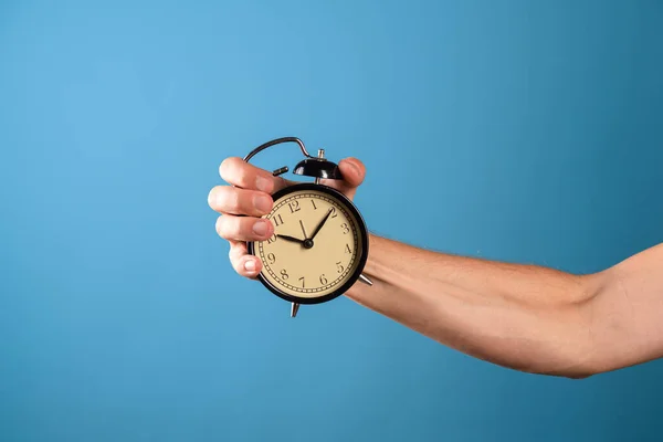 Acorde e levante-se, é hora de agir, conceito. Relógio e despertador, atenção é hora de fazer. — Fotografia de Stock