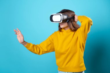 VR oyuncusu, genç bir kadın sanal gerçeklik kaskı kullanıyor..