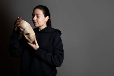 Maskeyi çıkar, kimliğini açıkla, kendini bir şeyle ifade et, konseptle..