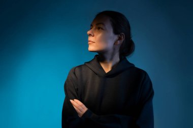 Düşün, bir fikir var. Genç kadın portresi, yüzü kısmen aydınlanmış, düşünceli.,