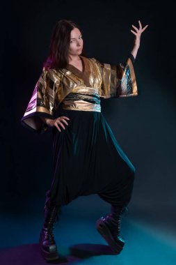 Şık ve cüretkar bir görüntü, fütüristik moda. Çok kültürlü giyinmiş genç bir kadın.